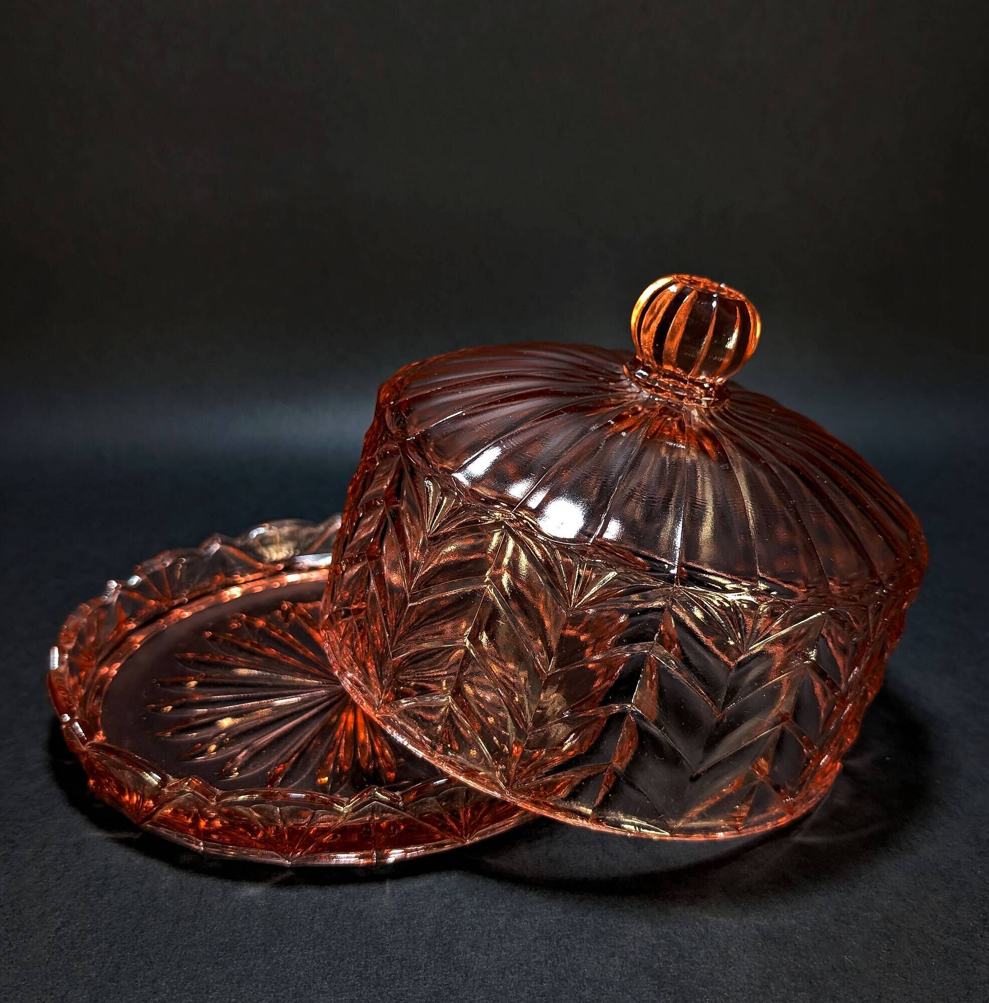 Small Art Deco Cake Dome in Rosaline (Depression Glass) 1930