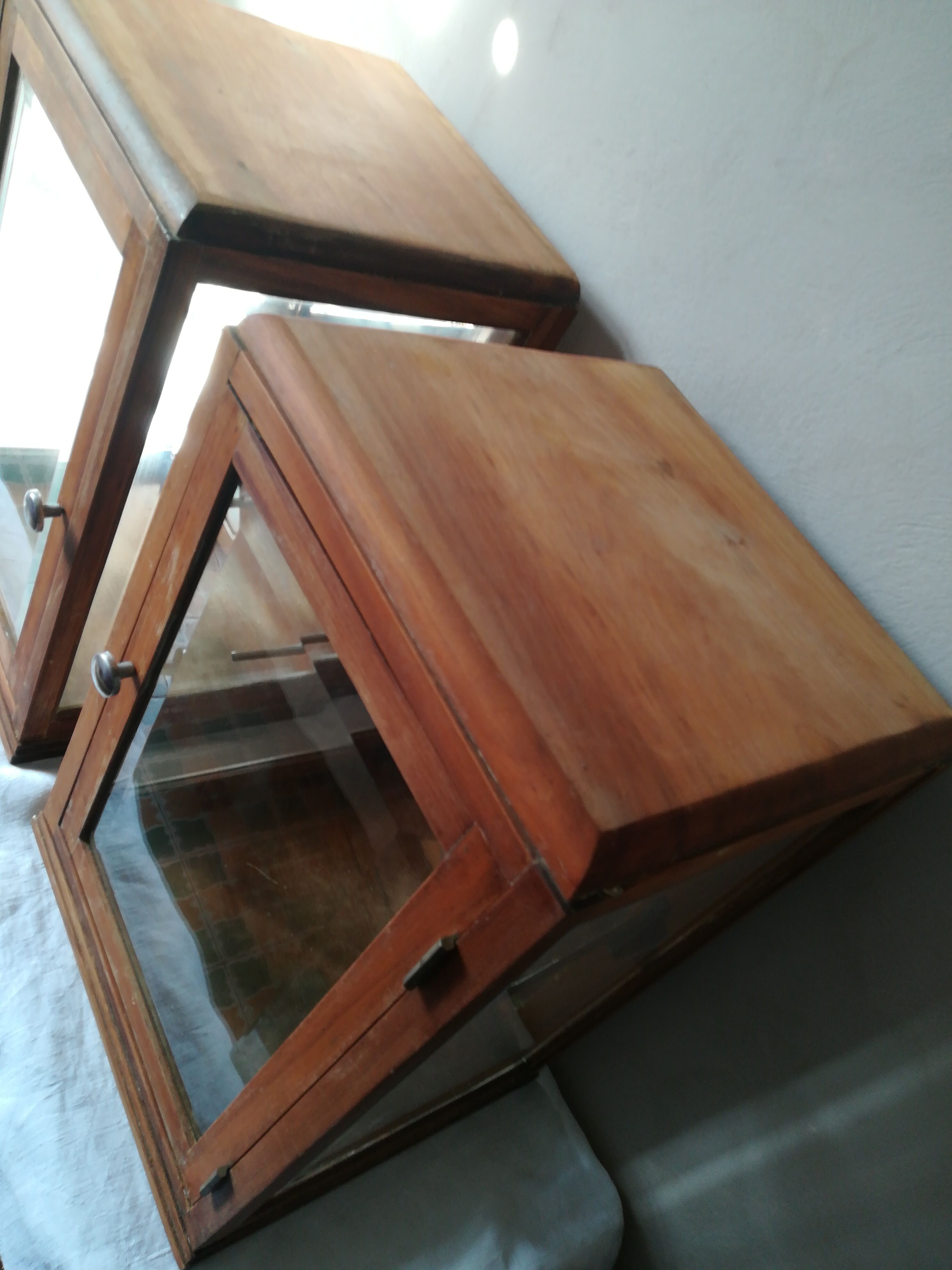 Paire de vitrines en noyer art deco