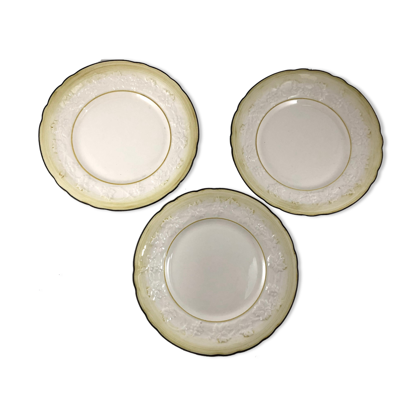 3 flat plates Gien white decorated with vine leaves and grapes