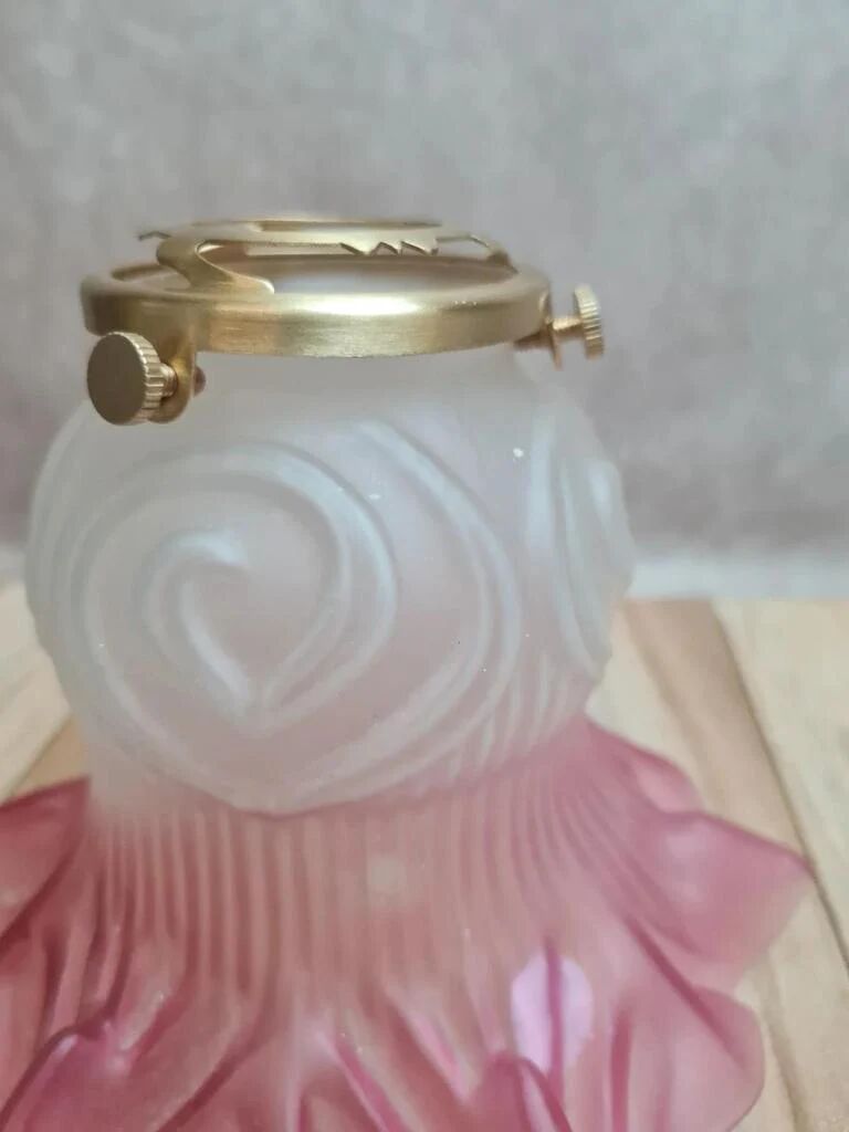 Abat-jour ancien en verre dépoli rose
