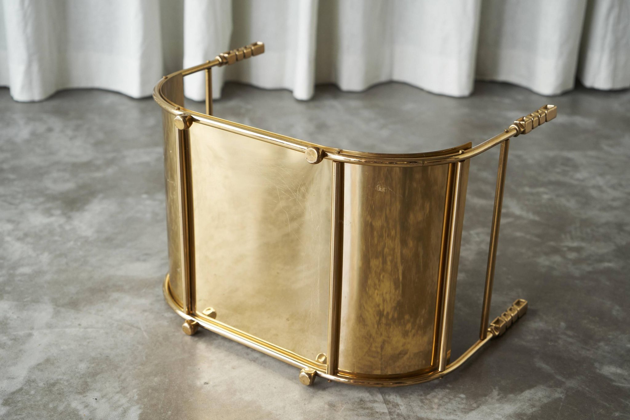 Panier ou porte-revues sculptural en laiton doré années 1970