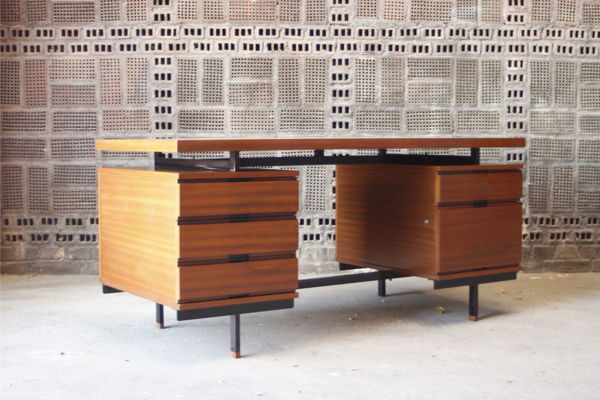 Mahogany veneer desk by Pierre Guariche for Minvielle, 1950s
