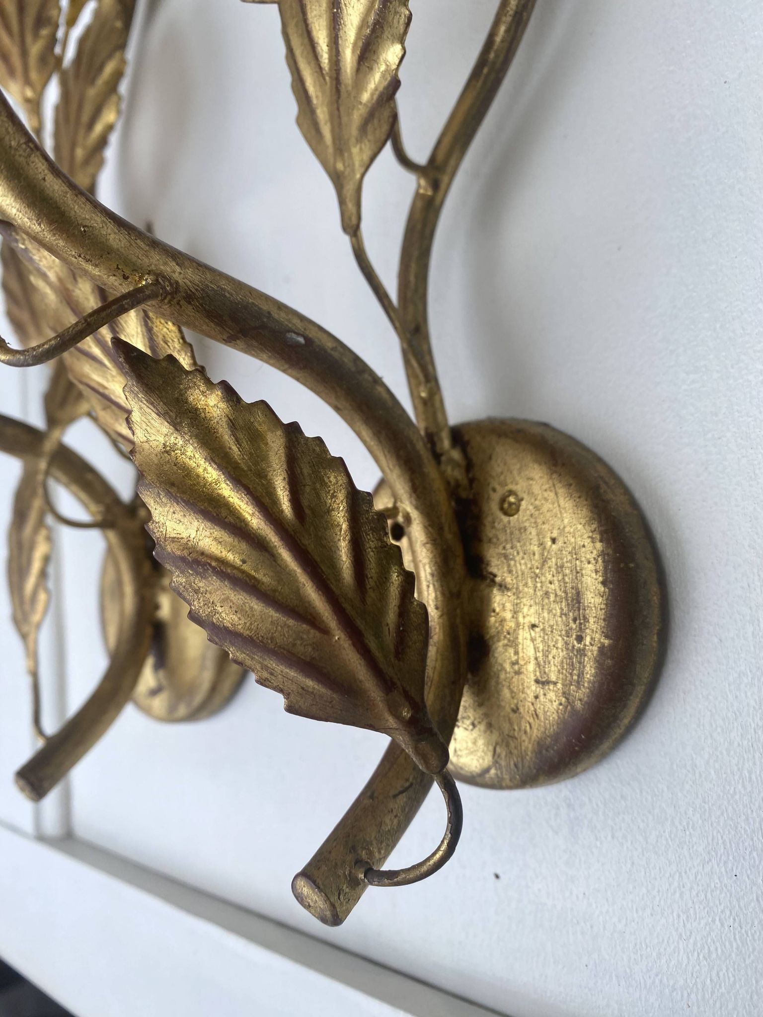 Pair of Italian wall sconces in gilded metal – Stylized foliage
