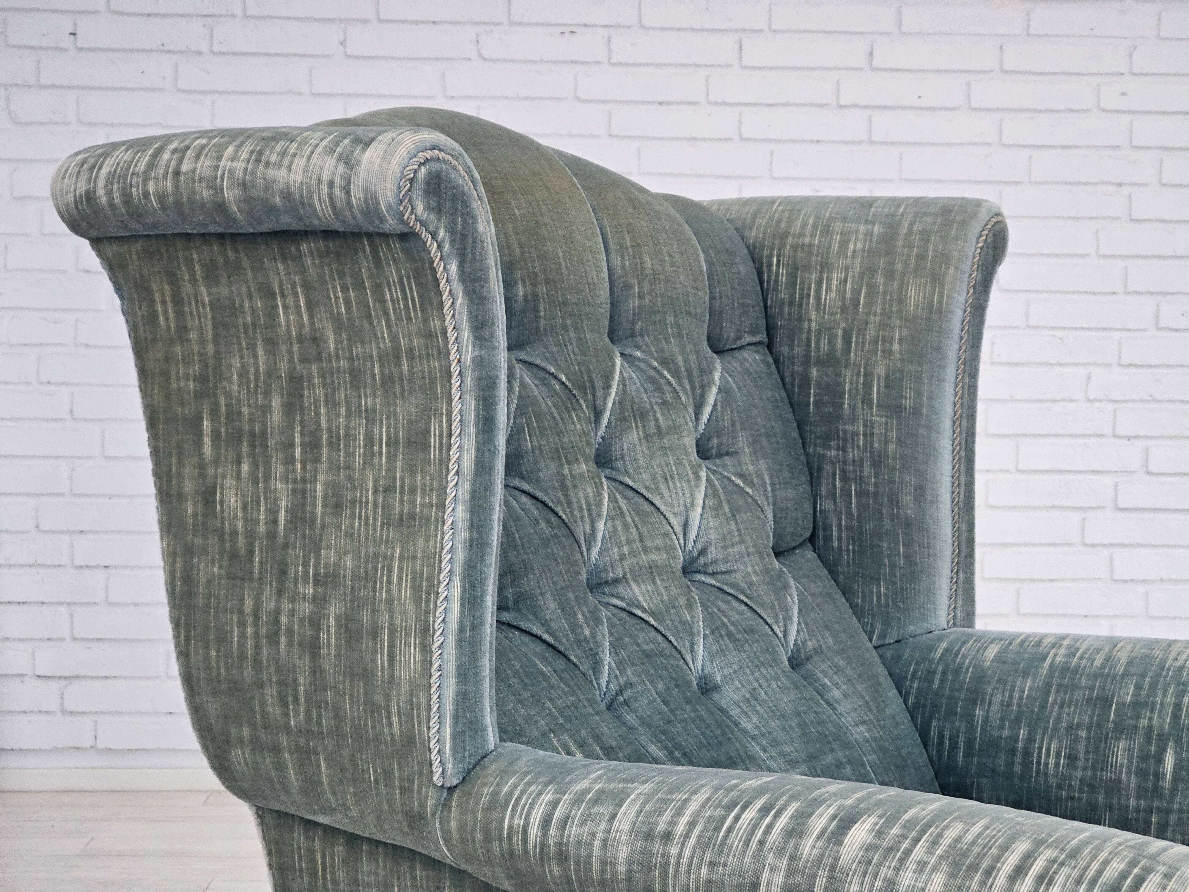 Années 1960, fauteuil à oreilles danois, velours bleu clair, bon état d'origine.