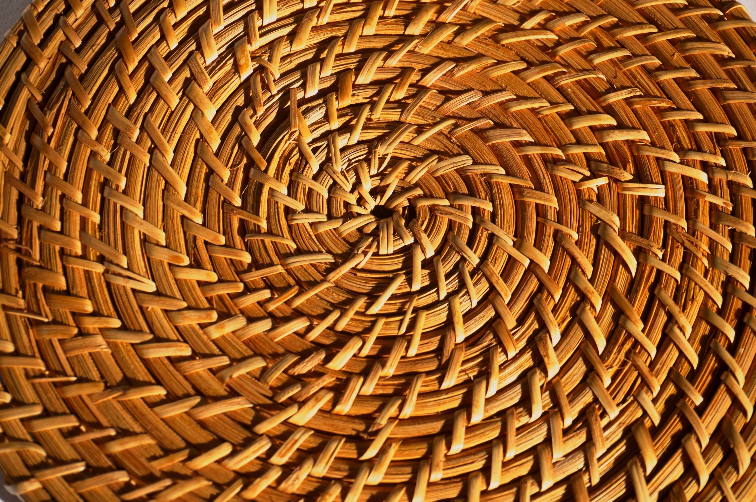 Compartment dish for appetizers, made of porcelain with a wicker support.