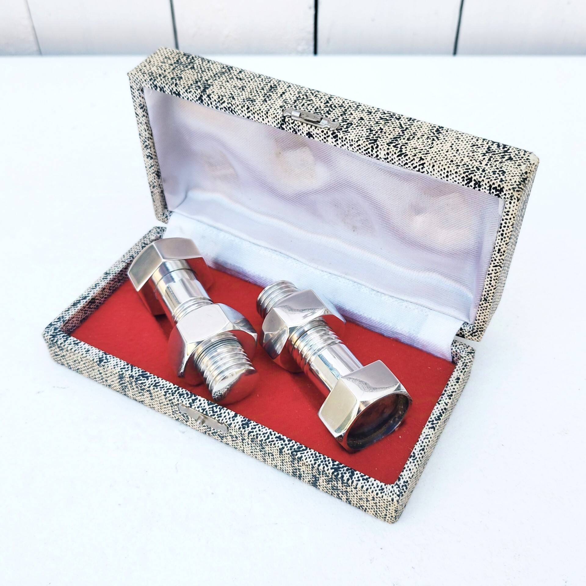 Salt shaker pepper mill silver metal bolt. vintage