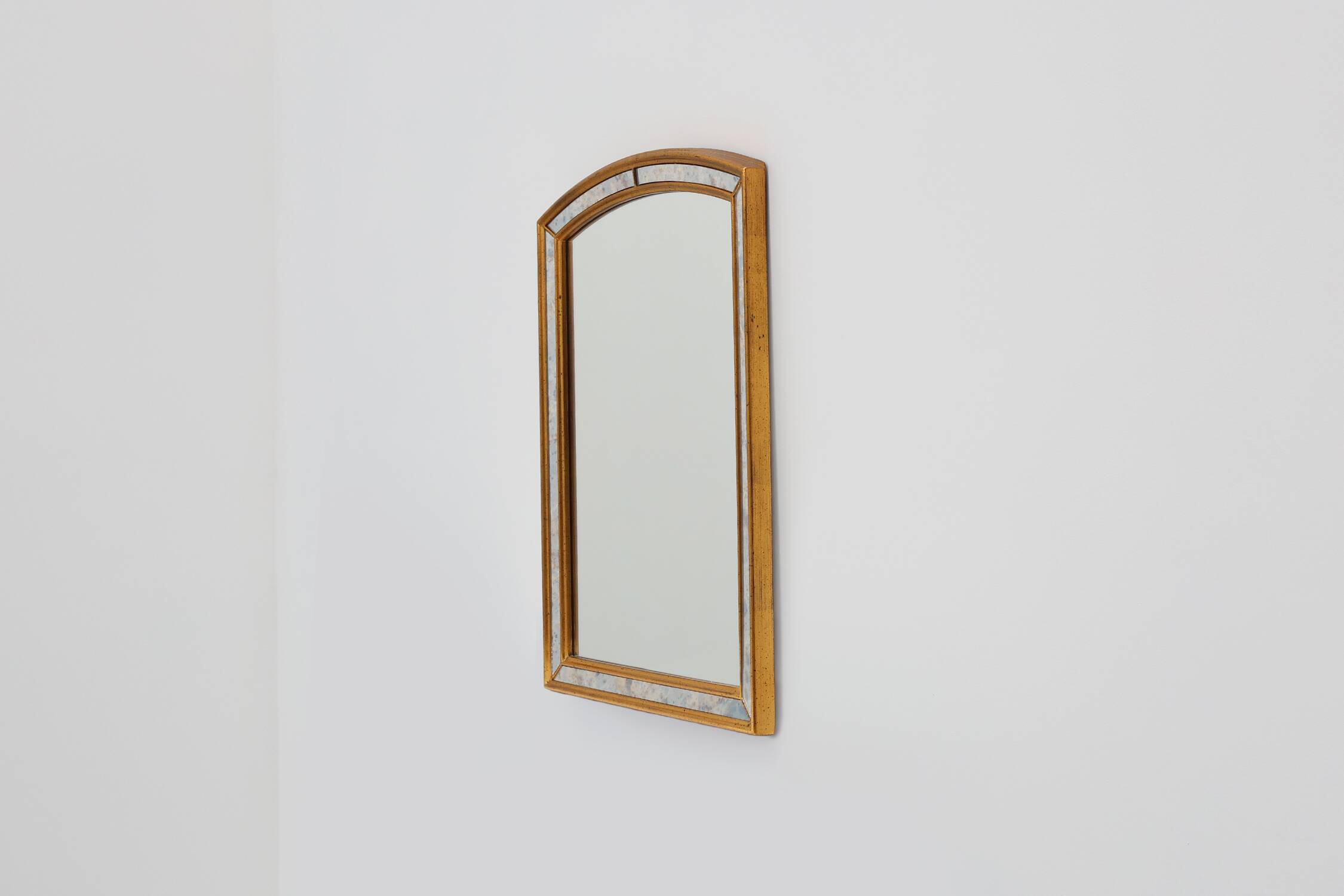 Mirror by Deknudt with marbled fume glass side panels in gilded wooden fram