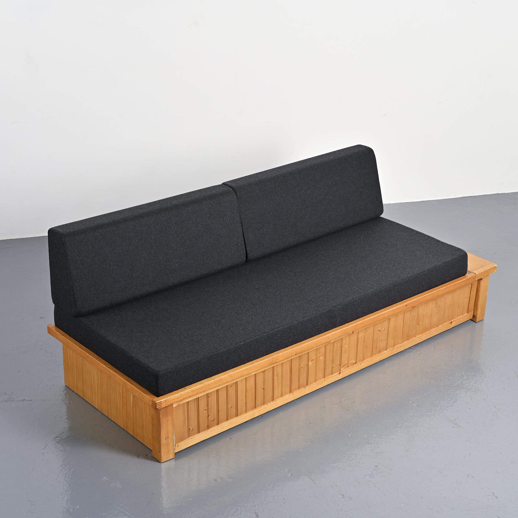 Banquette-lit dessinée par Charlotte Perriand pour Les Arcs, circa 1970.