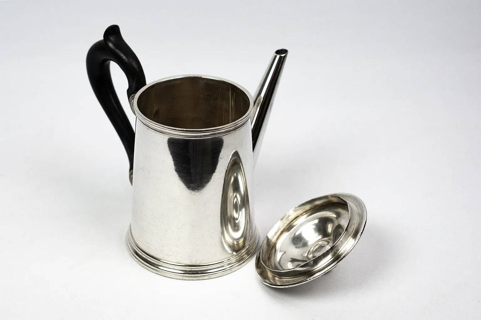 Christofle teapot in silver-plated metal, with a blackened wood handle — late 19th century, early 20th century.