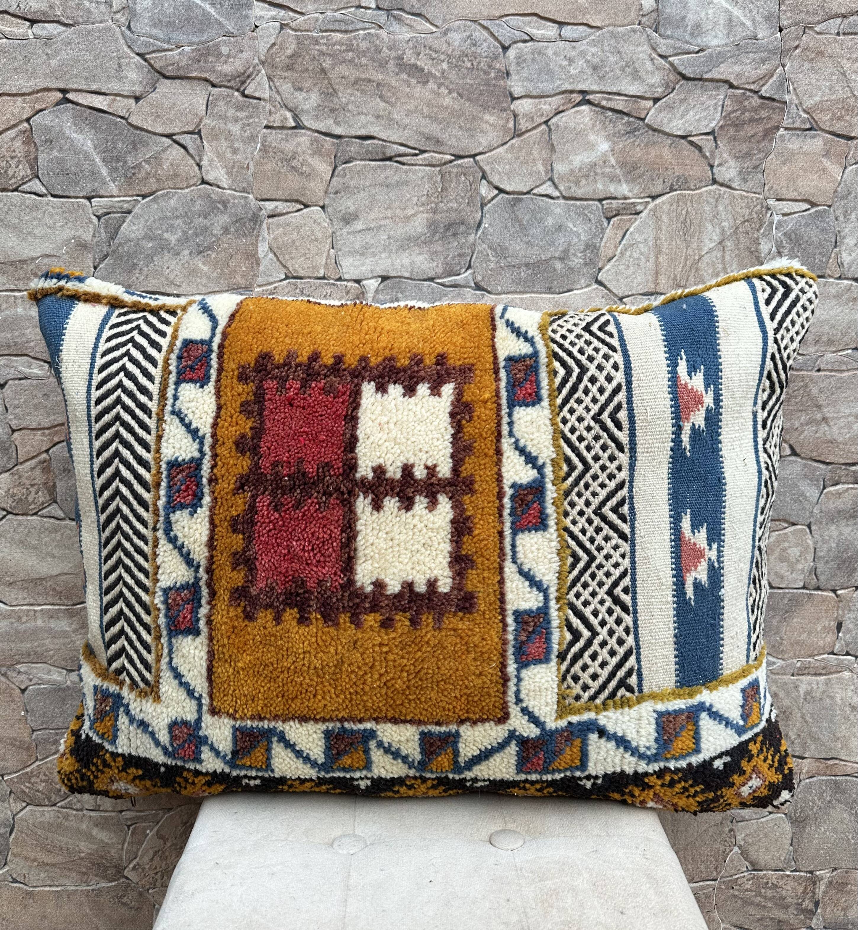 Vintage cushion cover in Berber kilim: Moroccan wool cushion.