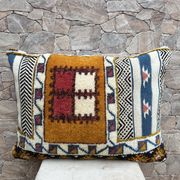 Vintage cushion cover in Berber kilim: Moroccan wool cushion.