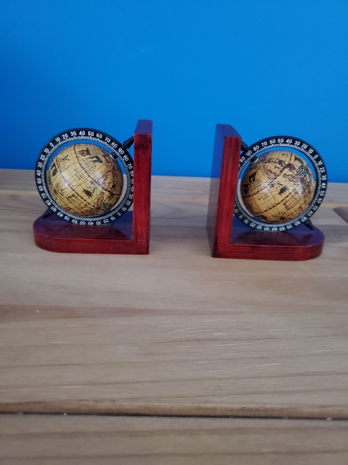 Globe bookend set