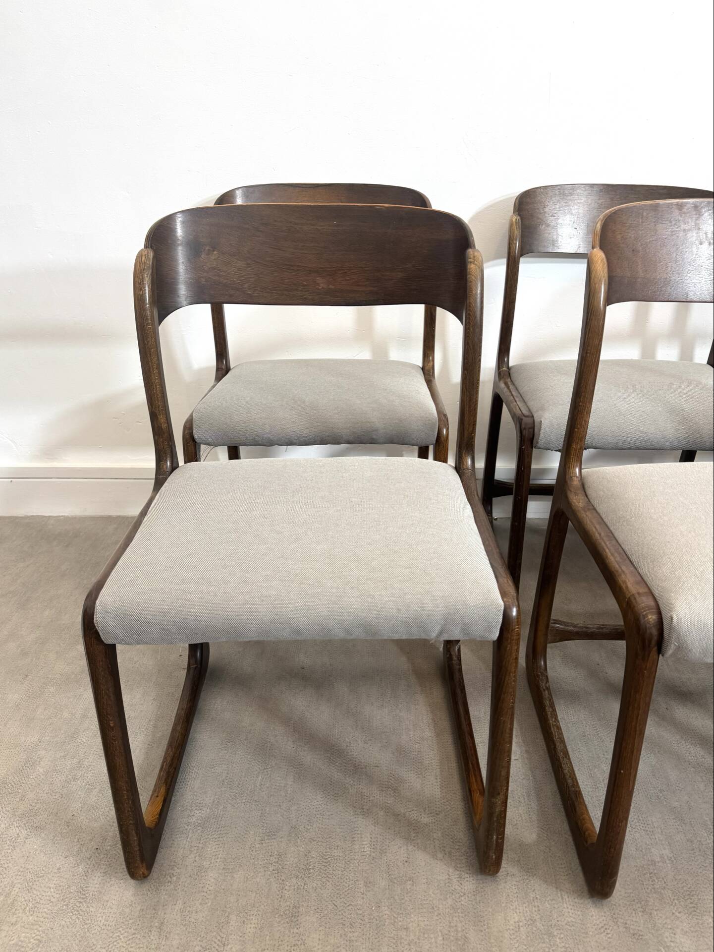 Lot de six chaises « traîneau » Baumann assises restaurées