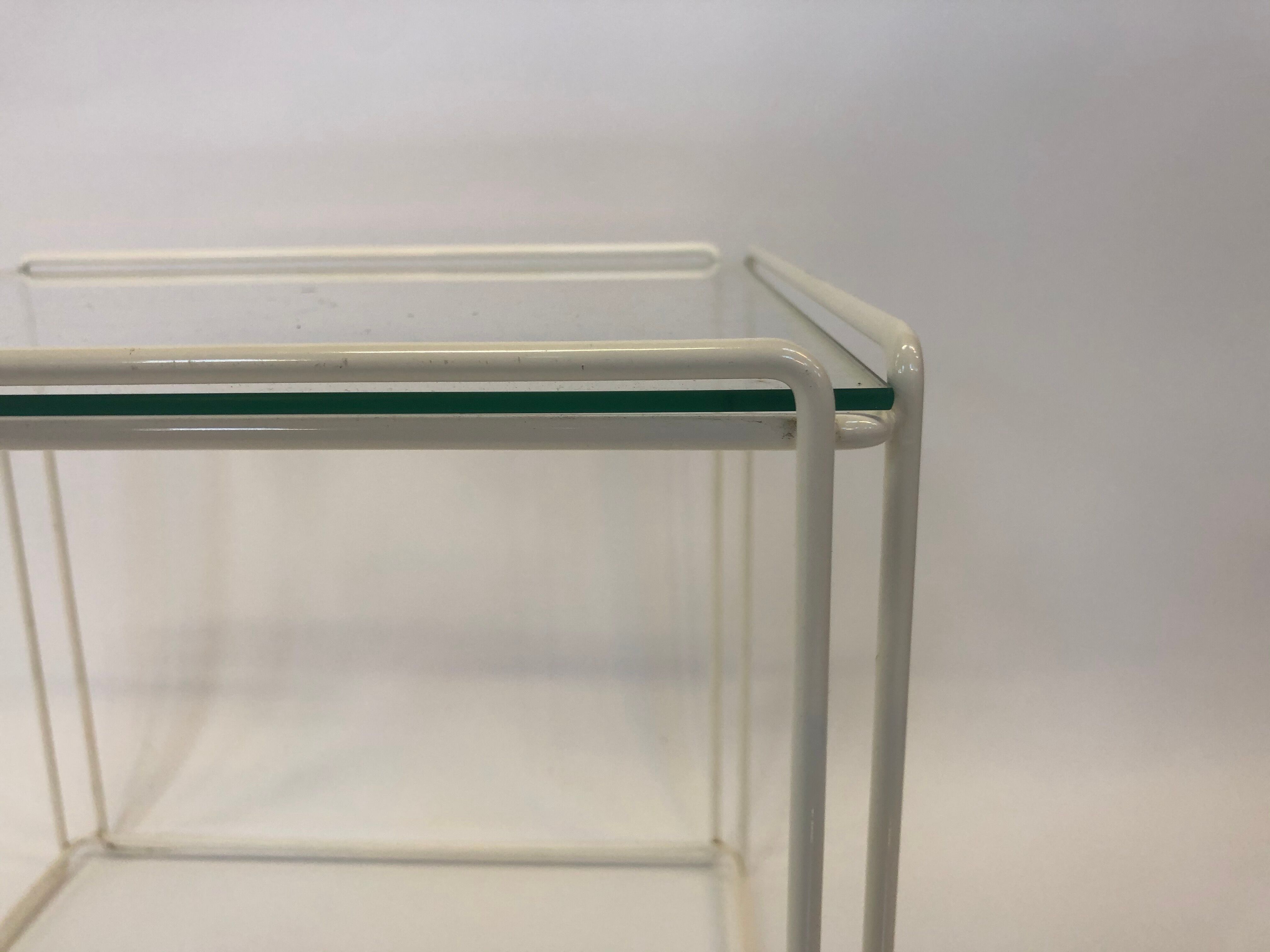 Tables design Max Sauze éditées par Isocèle