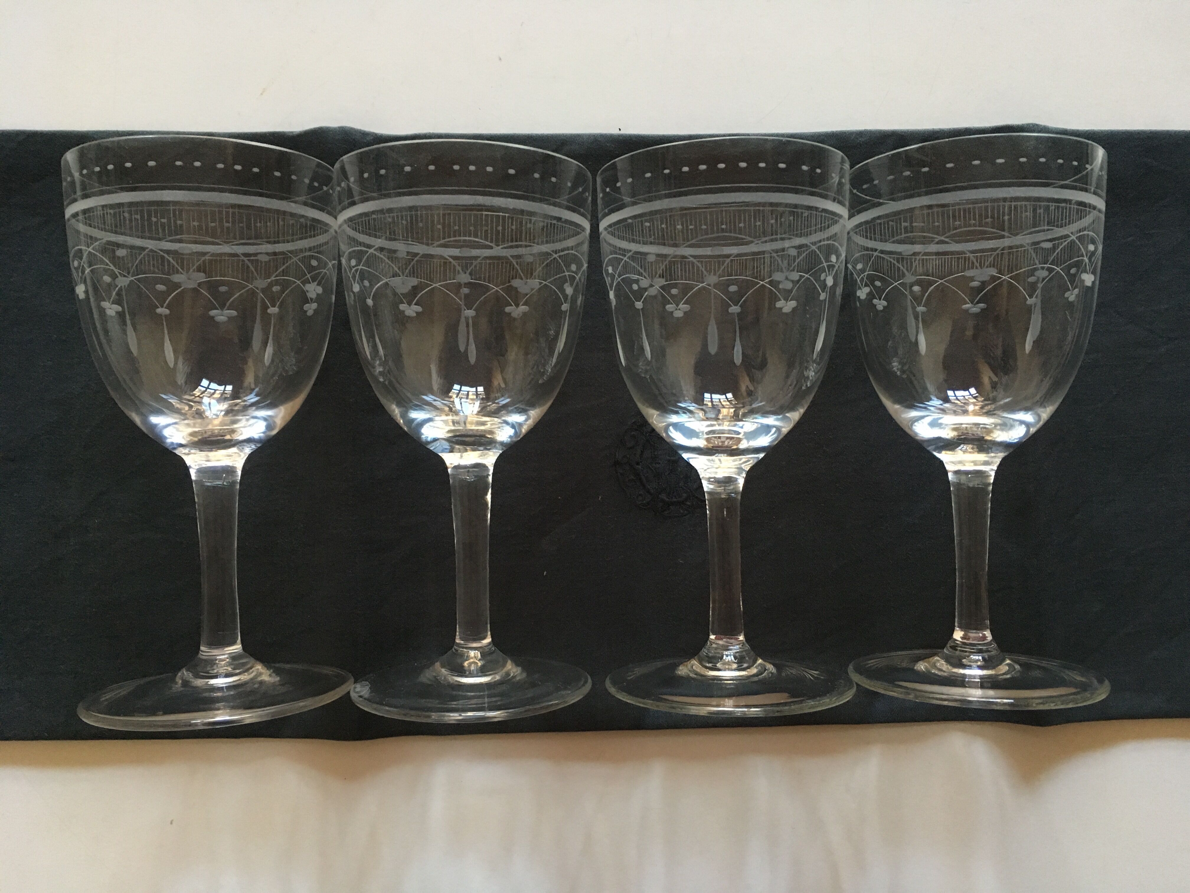 Set of 4 glasses of crystal 18th engraved decoration