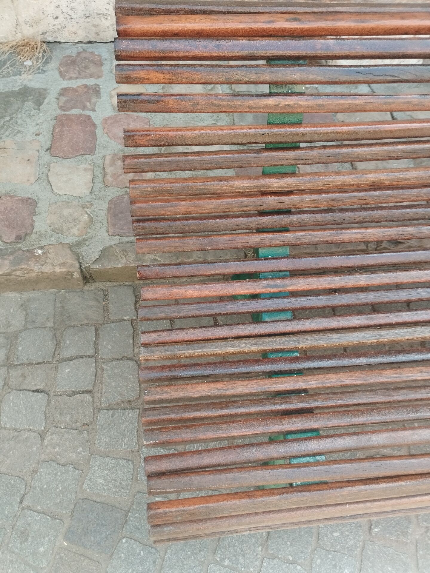 Banc de jardin ancien avec pieds en fonte