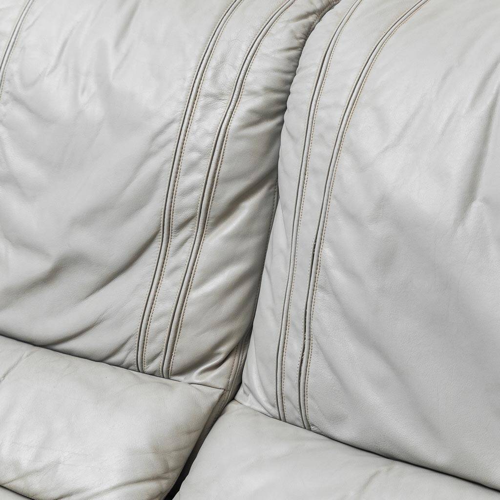 Canapé vintage 3 places en cuir gris et bois, moderniste des années 1950.