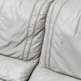 Canapé vintage 3 places en cuir gris et bois, moderniste des années 1950.