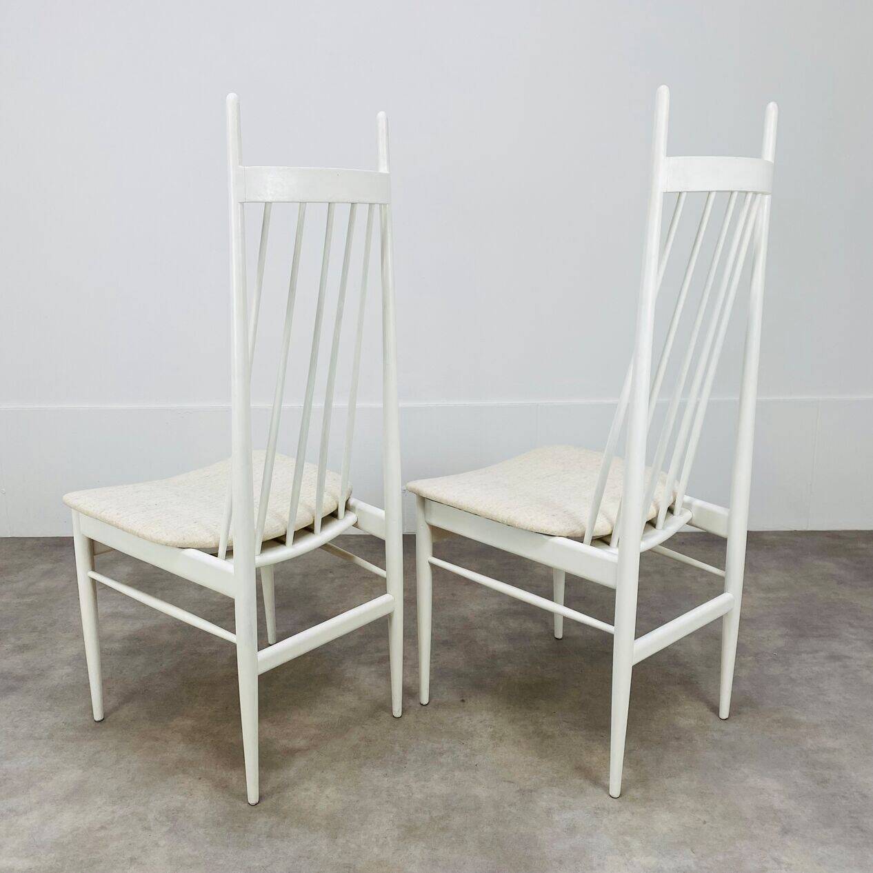 2 Scandinavian slatted chairs, white, from the 1960s.
