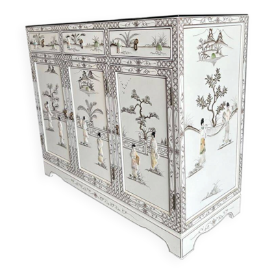 Buffet chinois laqué blanc avec décorations de geishas en nacre