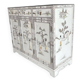 Buffet chinois laqué blanc avec décorations de geishas en nacre