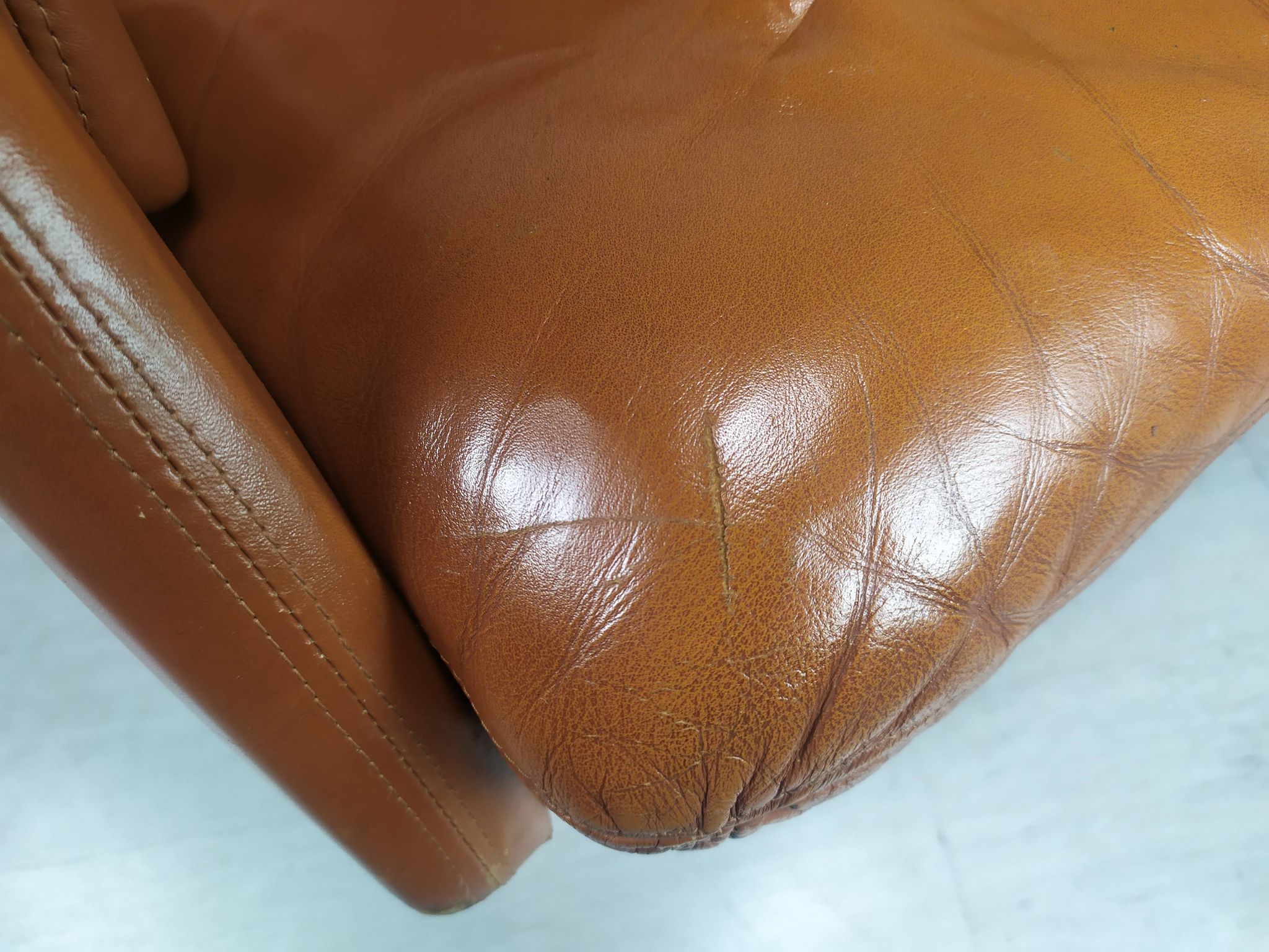 Canapé cuir fauve scandinave