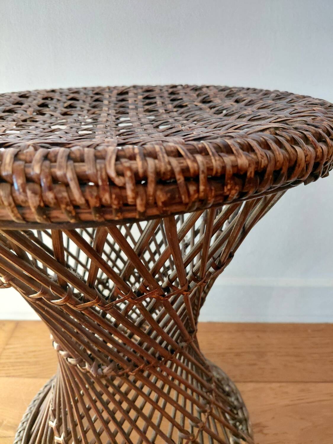 Diabolo stool in rattan