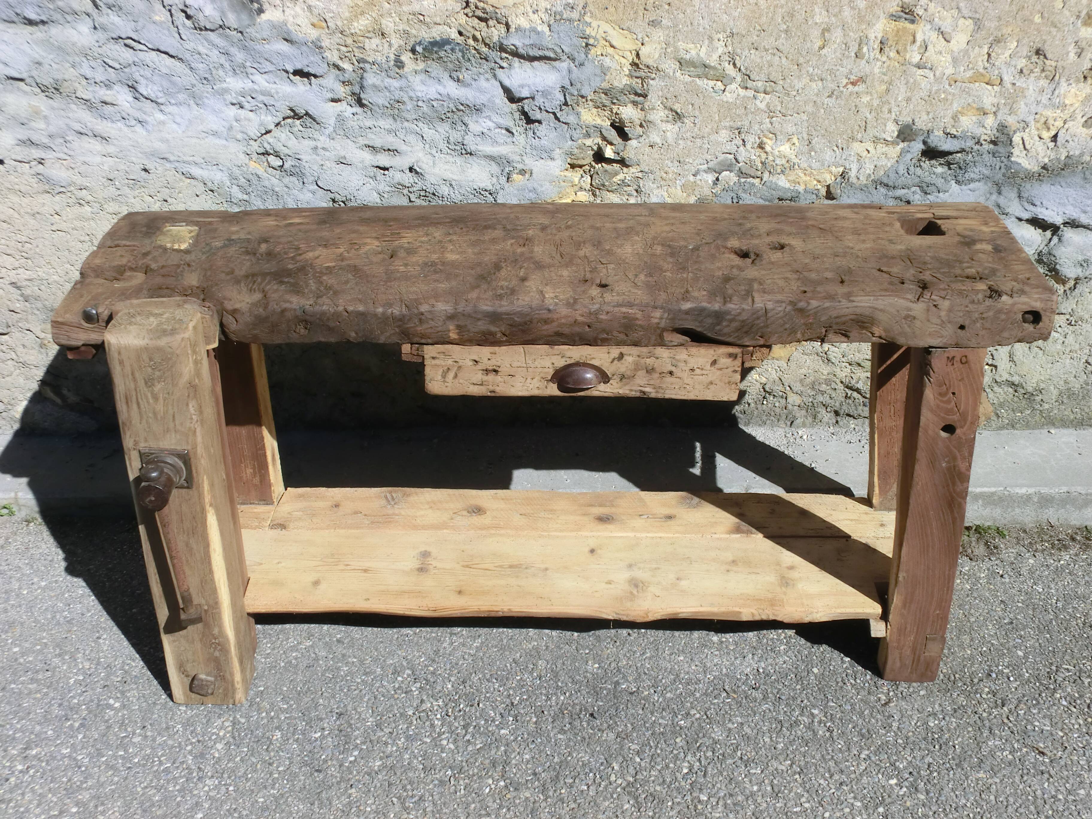Very old oak carpenter's workbench - A charming piece of trade furniture.