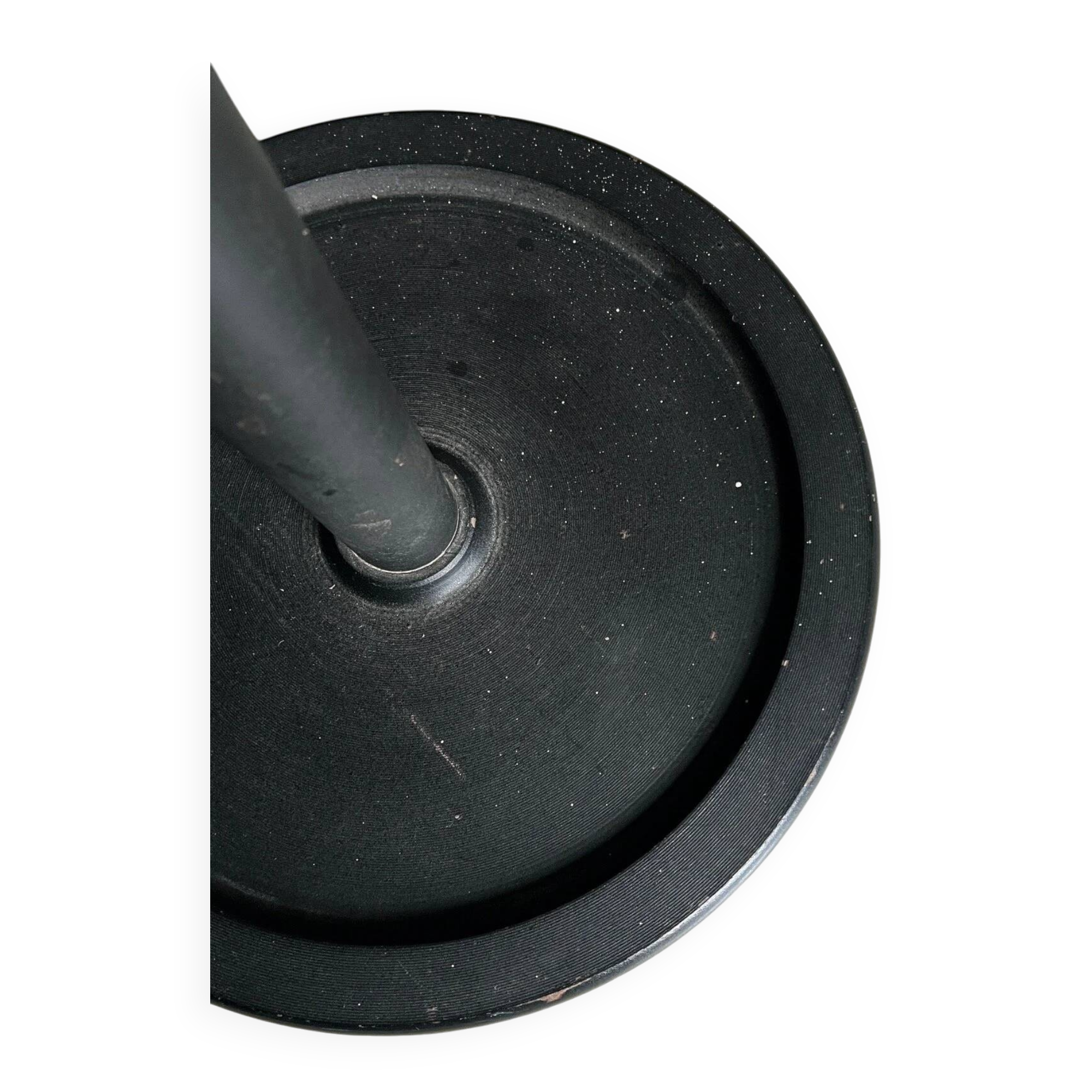 Porte-manteau minimaliste en laiton noir et métal.