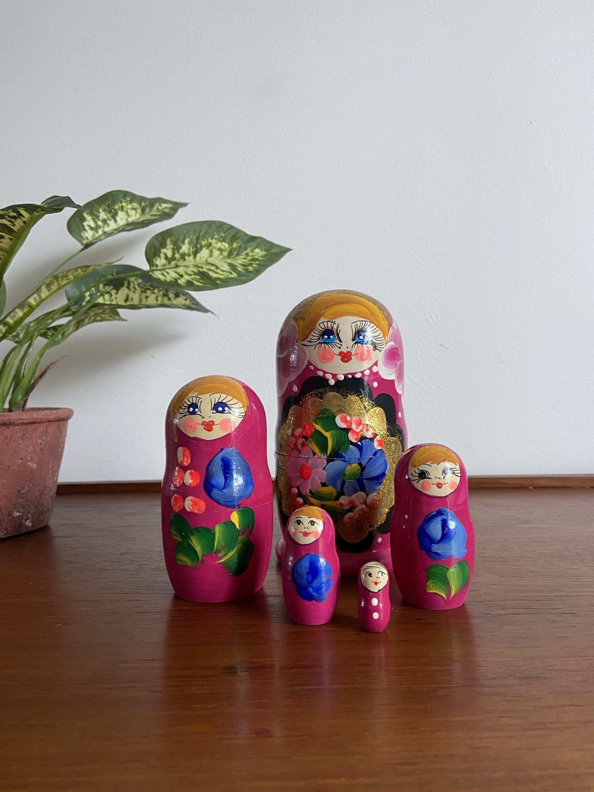 Pink matryoshka vintage russian nesting dolls (5 pieces)