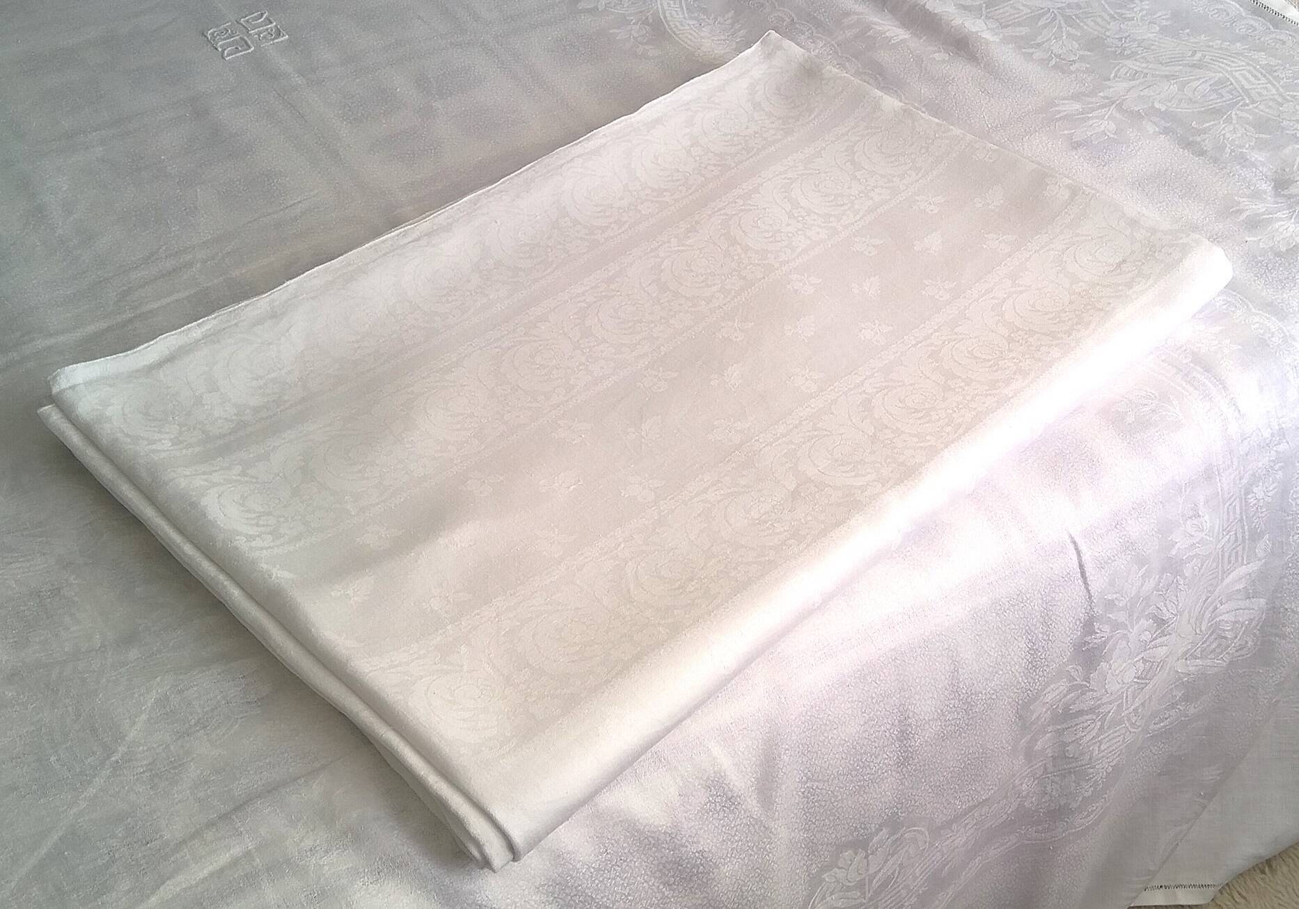 Very large damask tablecloth 5.40 m X 190 m