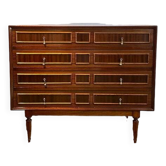 Commode vintage avec moulures contrastées arrondies