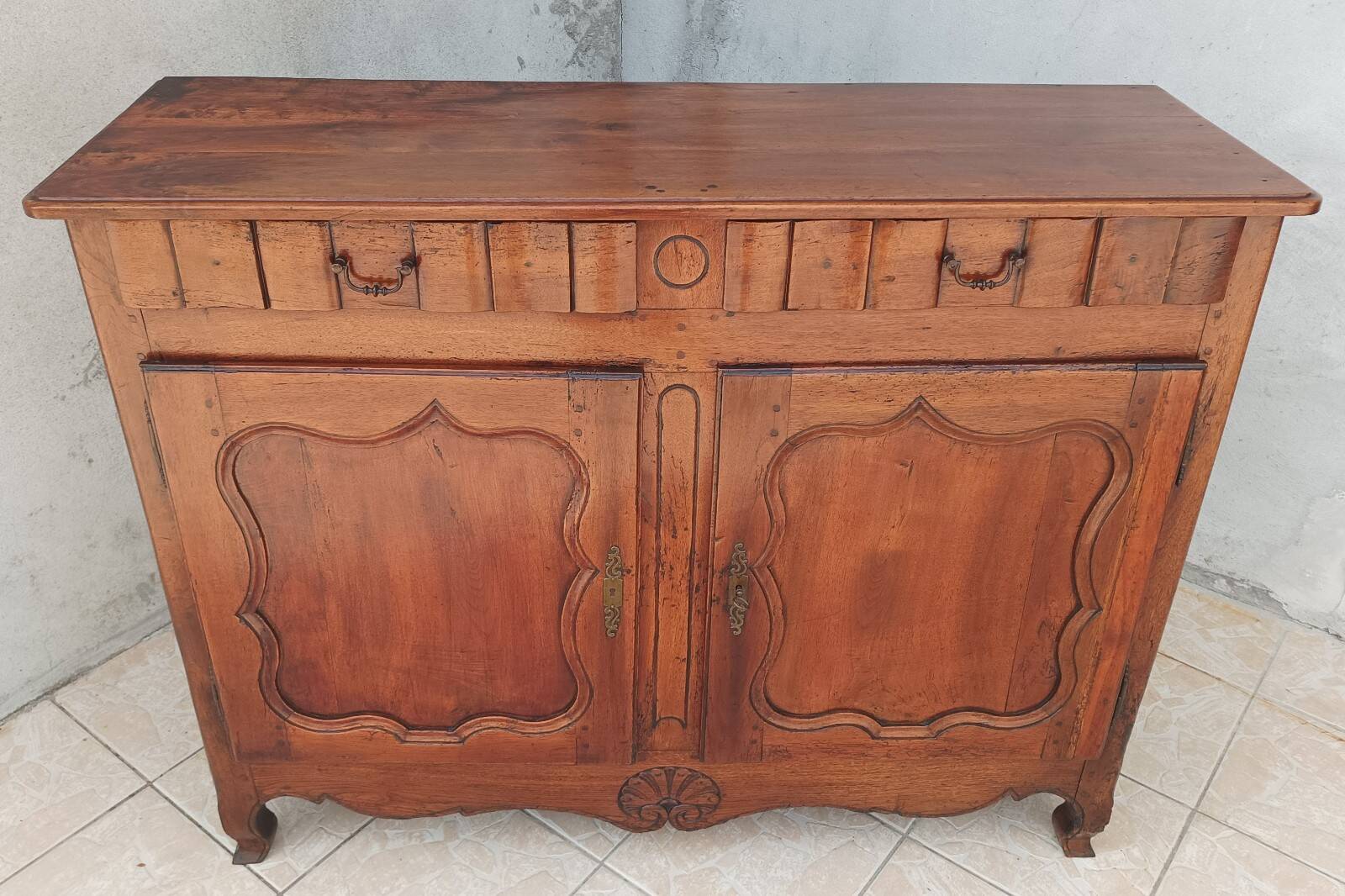 Louis XV walnut buffet from the 18th century.
