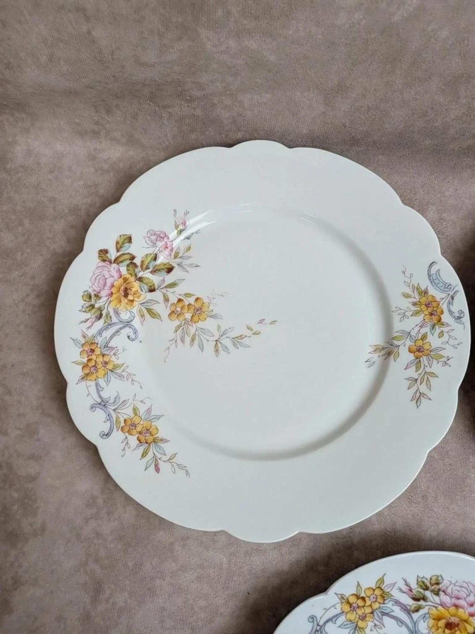 Set of 7 vintage flat plates in porcelain – Polychrome floral decoration