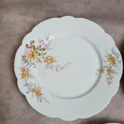Set of 7 vintage flat plates in porcelain – Polychrome floral decoration