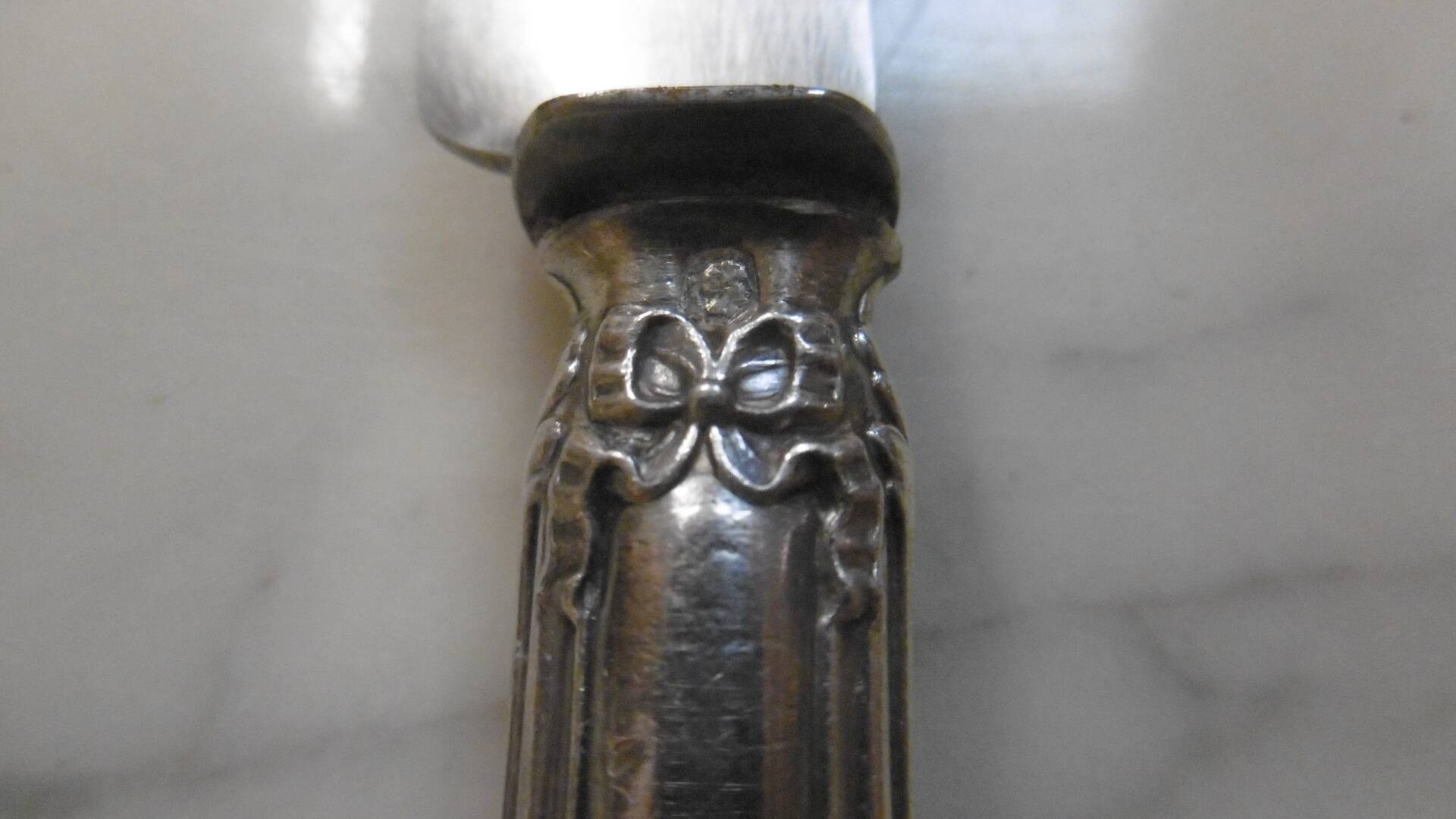 Couteaux en argent fourré poinçon minerve fin XlXeme decor rubans et fleurs