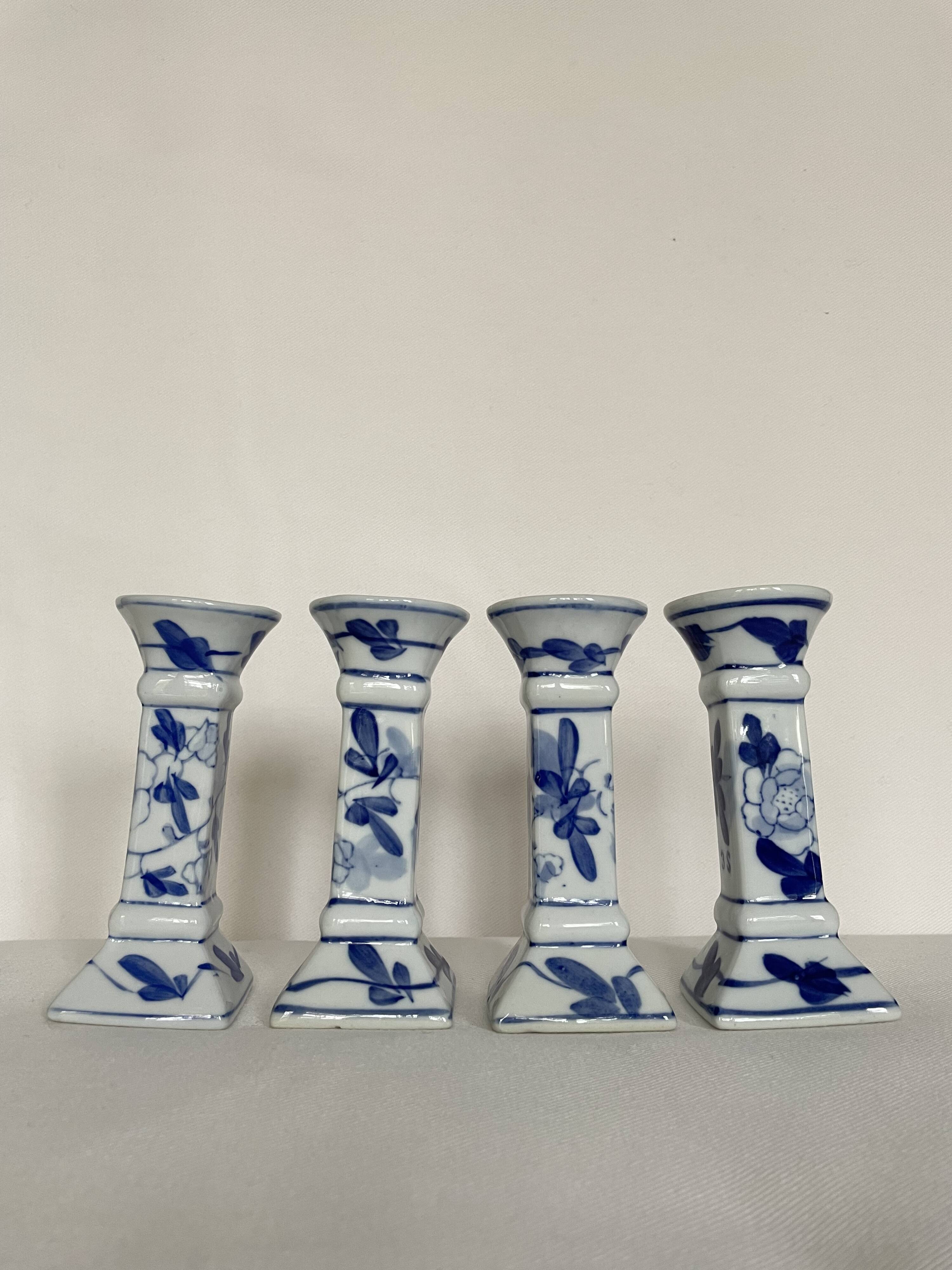 Set of 4 ceramic candle holders in white blue floral pattern