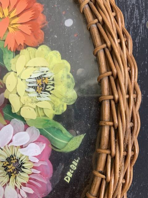 Plateau en verre peint à la main, motif floral et tour en rotin tressé, signé Delbel, vintage