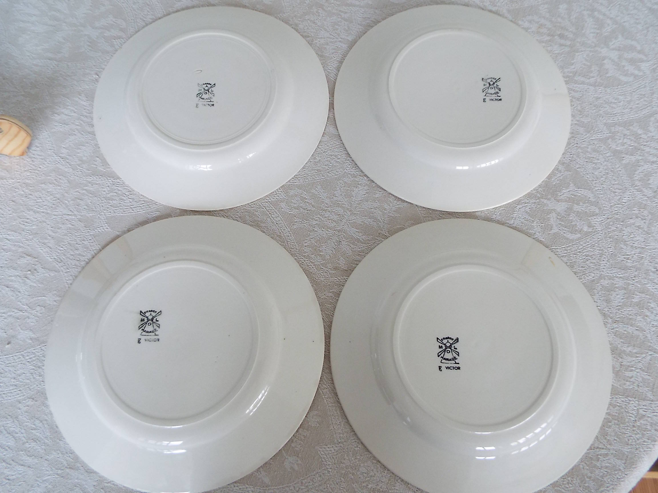 Set of 4 flat plates Moulin des Loups Victor