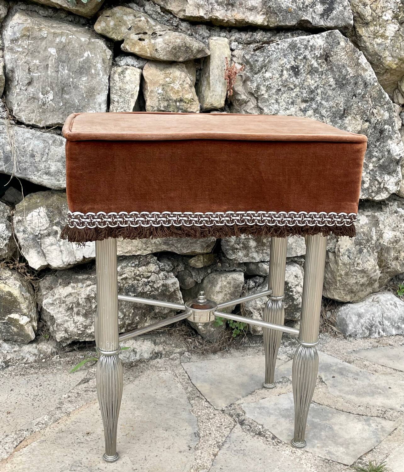 Charmant tabouret en velours marron et métal chromé