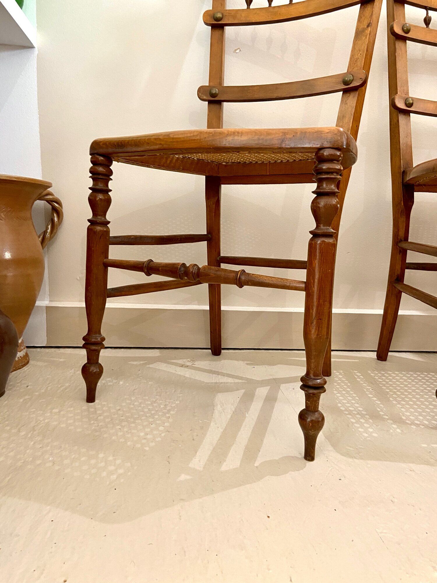 4 chaises en bois et cannage