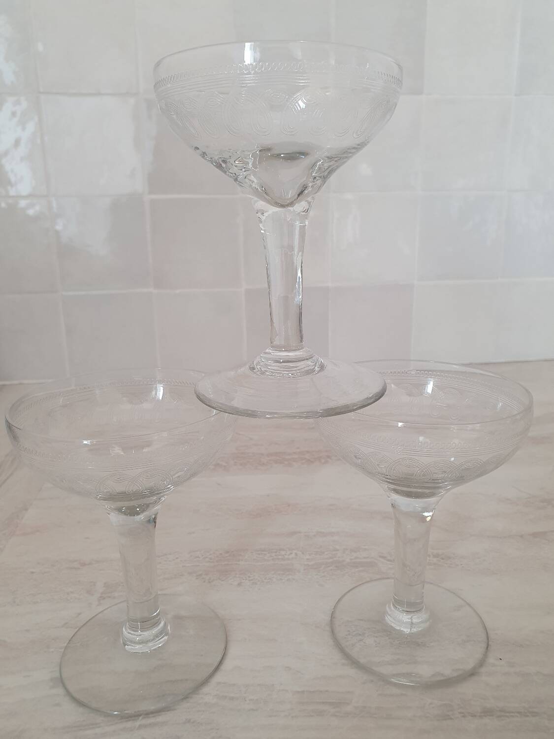 Champagne glasses in blown glass and chiseled decoration