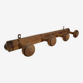 Coat rack with 4 wooden hooks