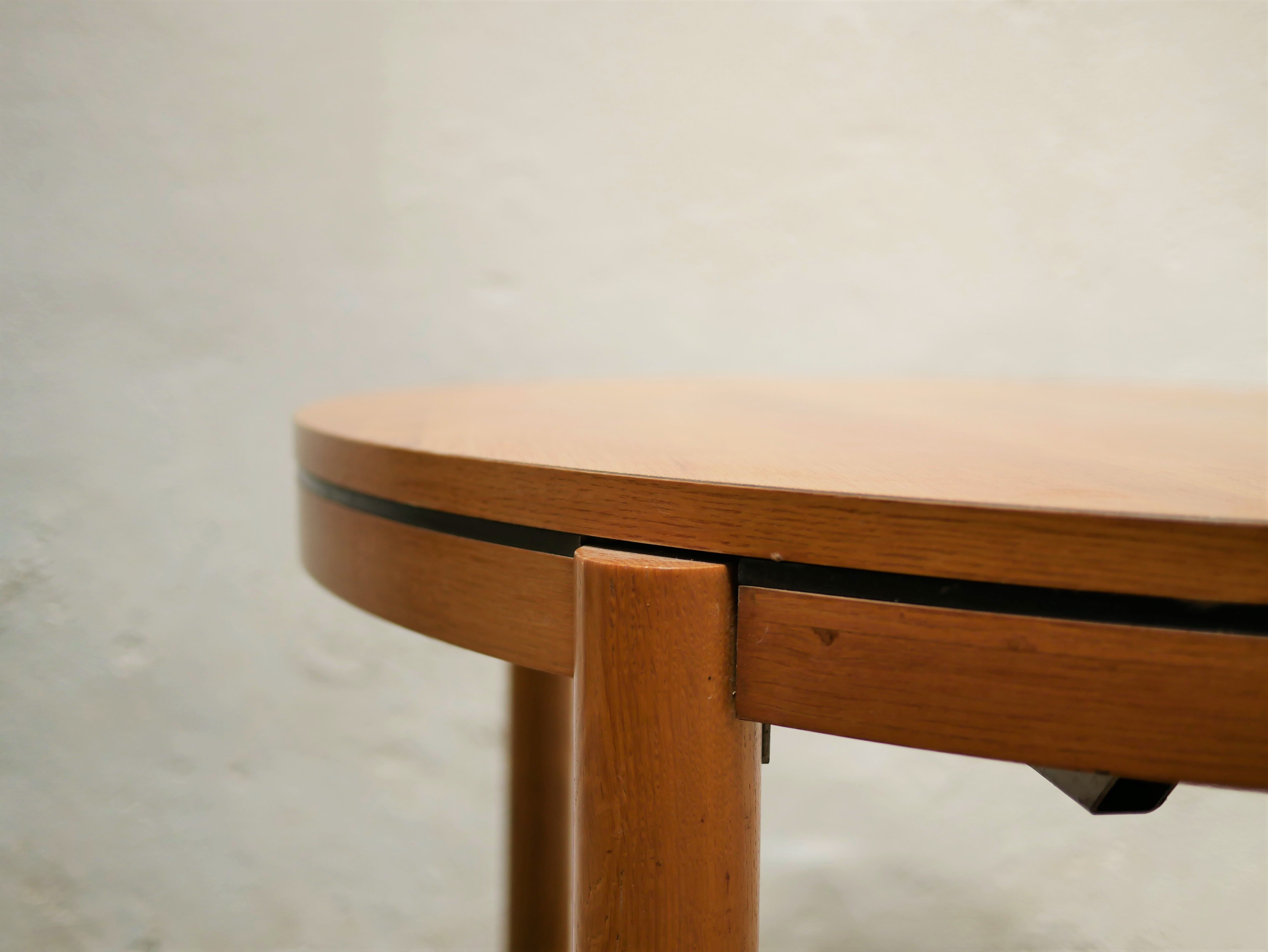 Vintage stretchy dining table