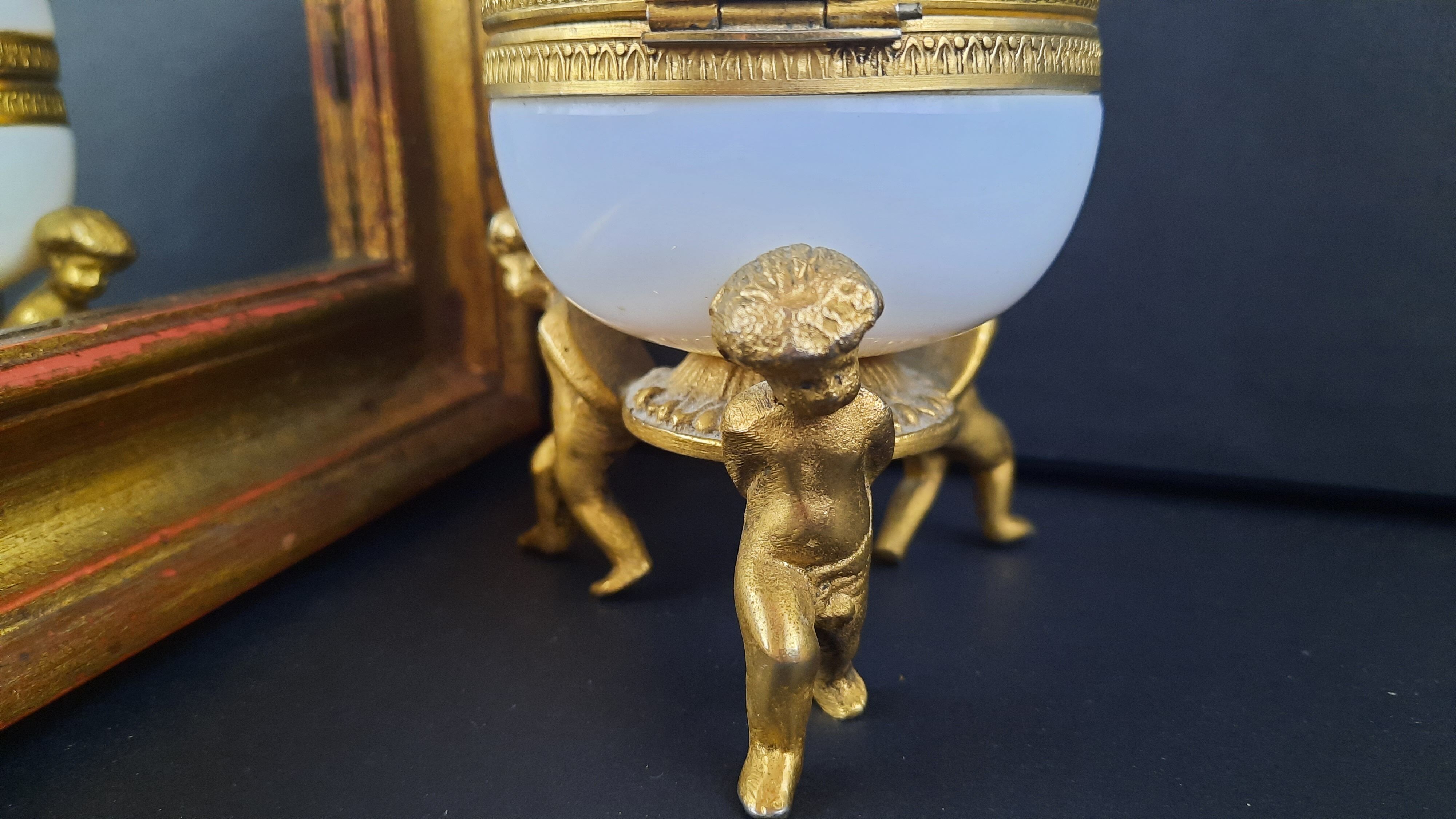 Egg box opaline on footouche