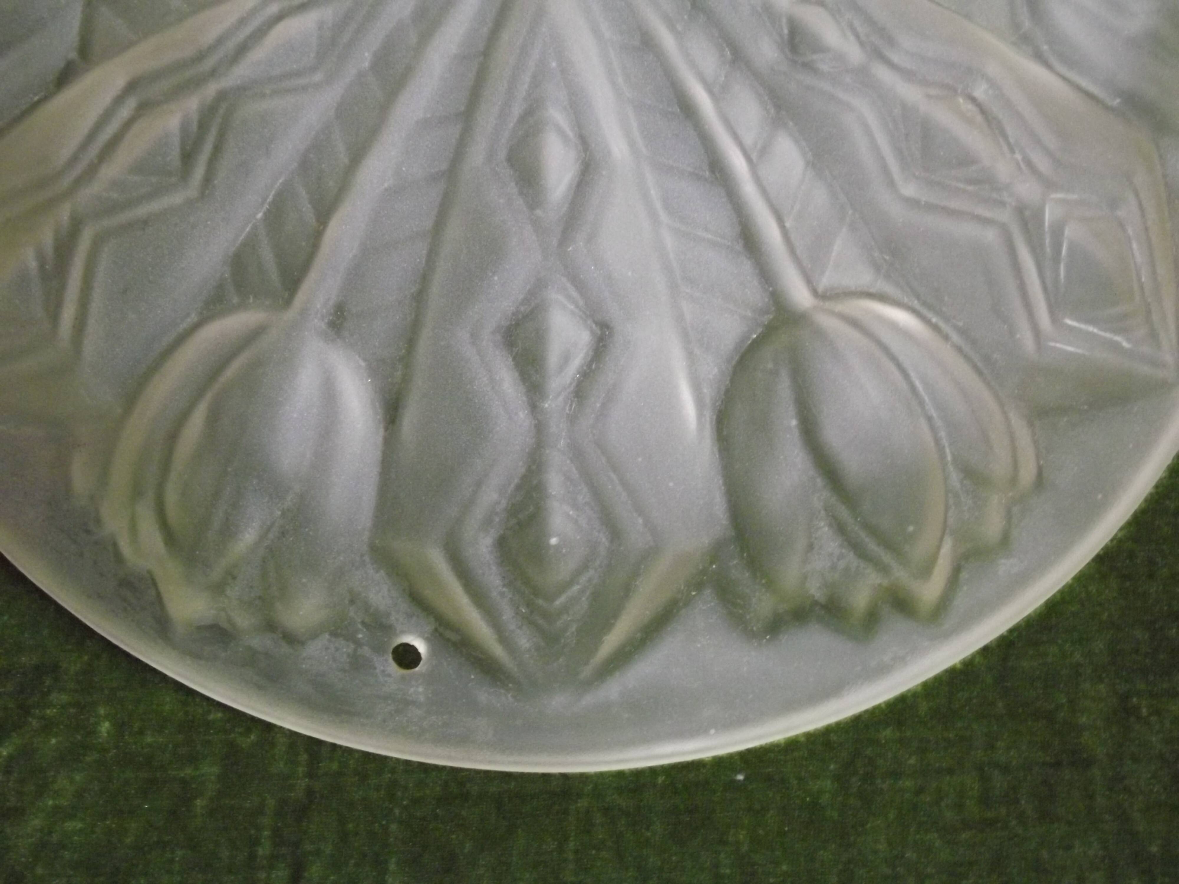 French Art Deco White Pâte de Verre Platform with Abstract Tulip Design 5145