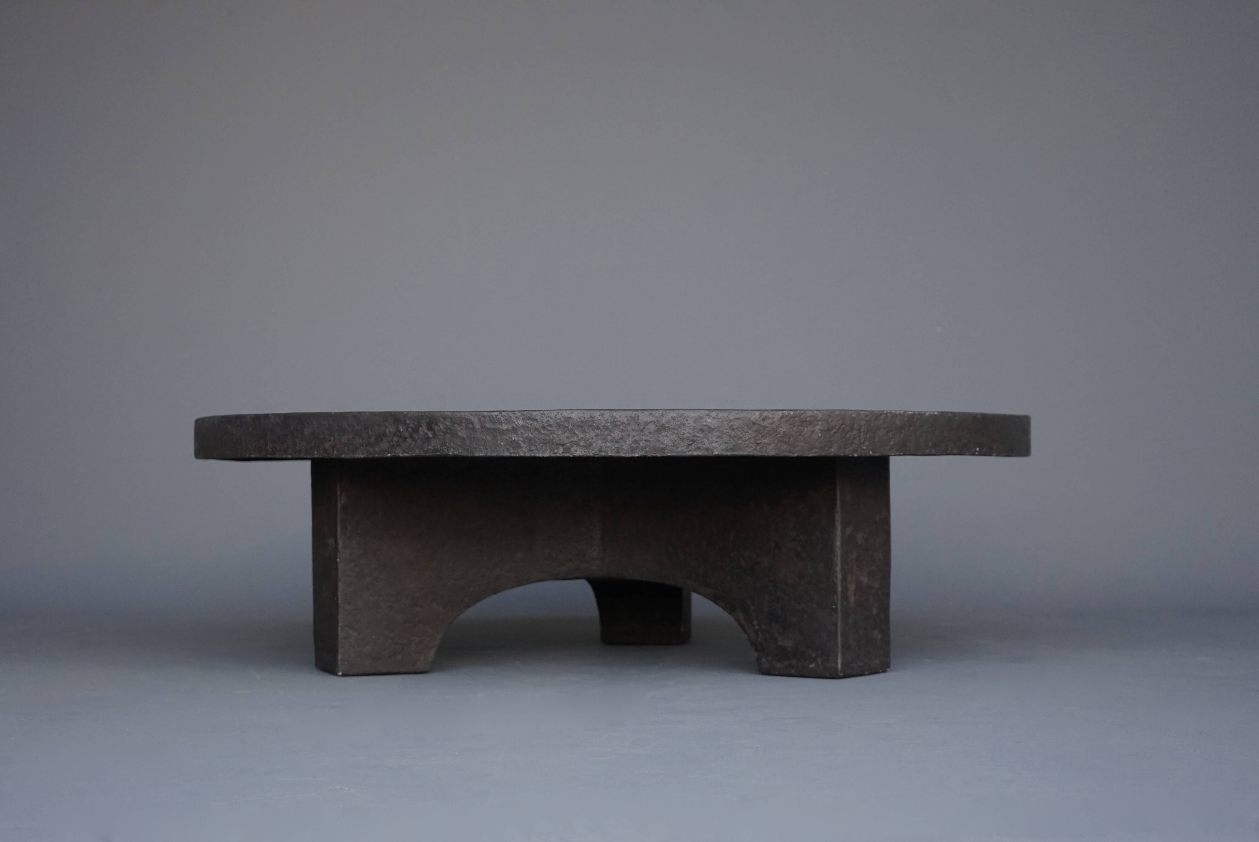 Table basse ronde brutaliste en résine, années 1970