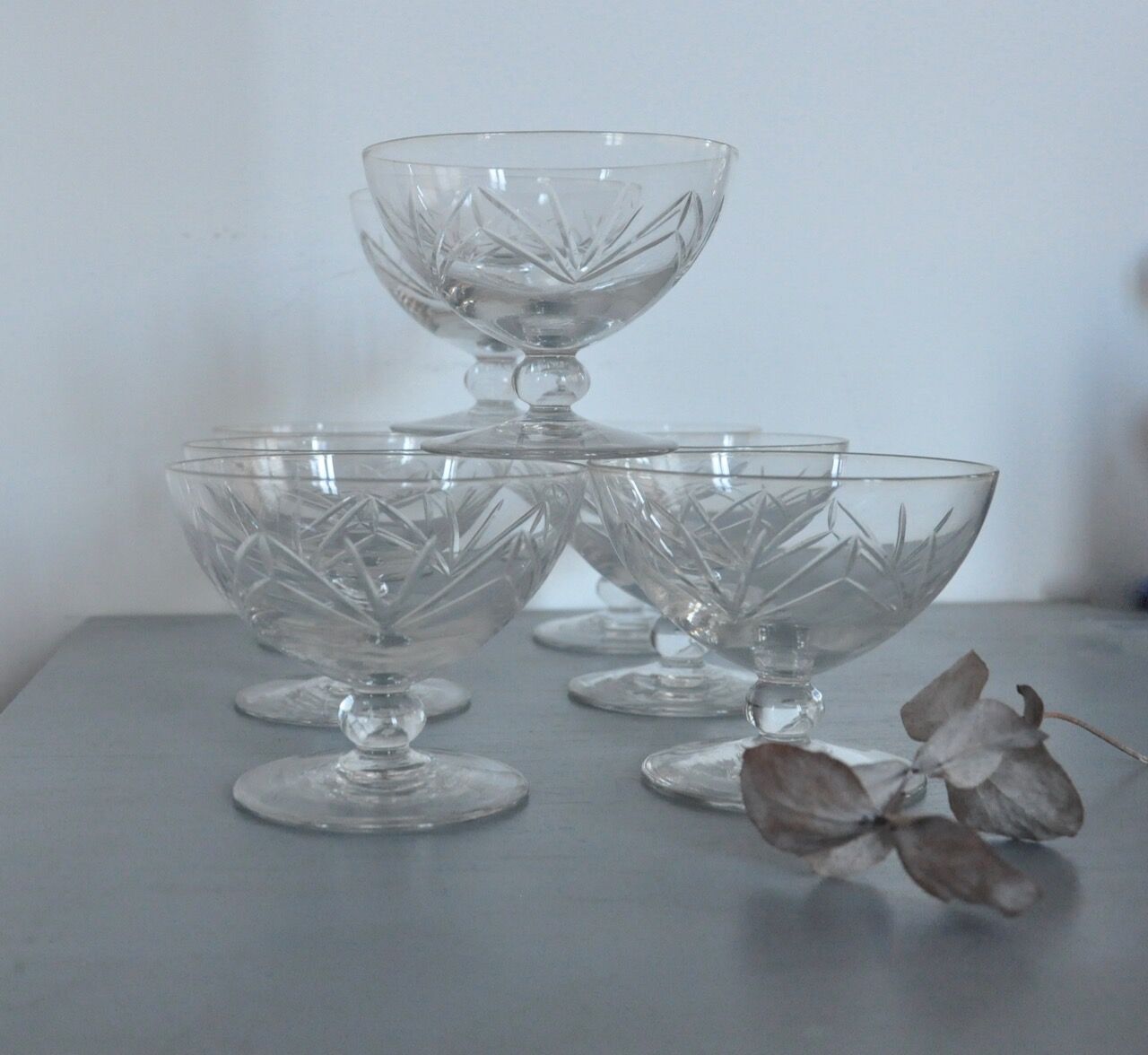 8 cups champagne service