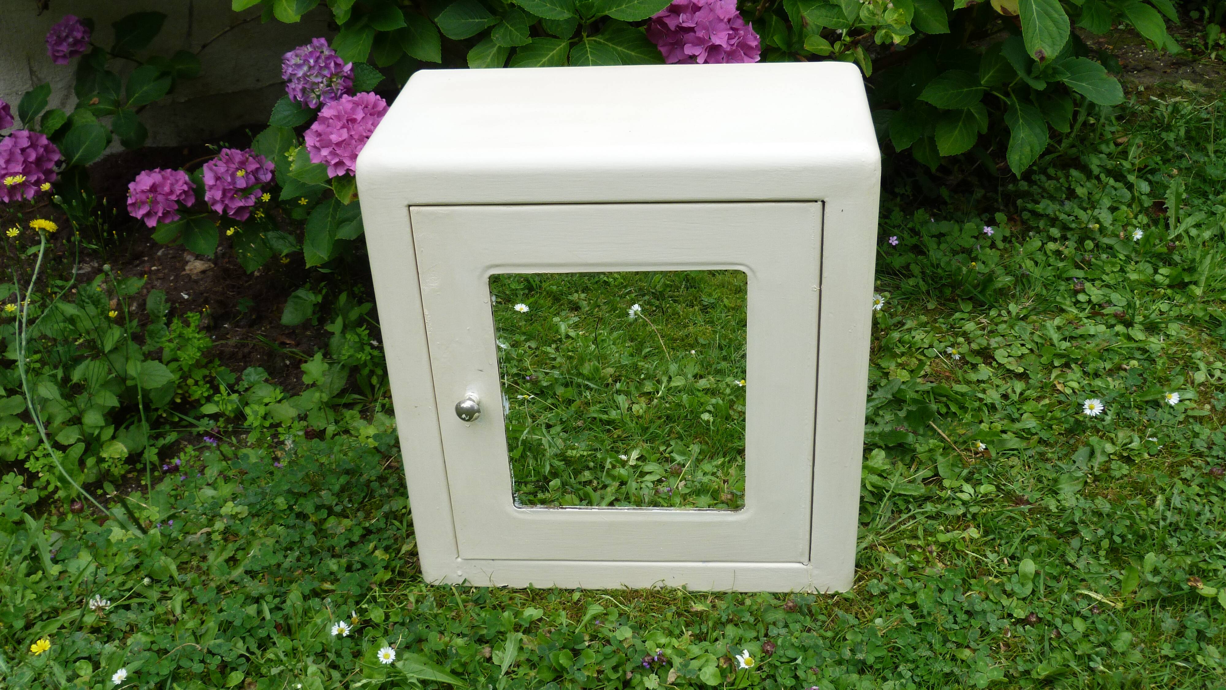 Medicine cabinet 50s in metal