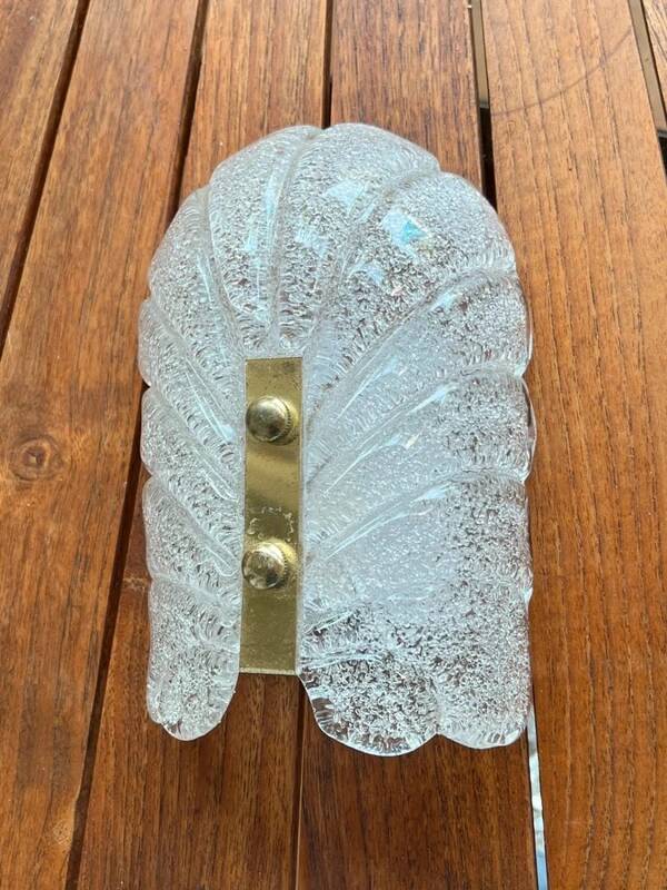 Murano wall lamp in cracked glass and gilded brass, Italian design 1970